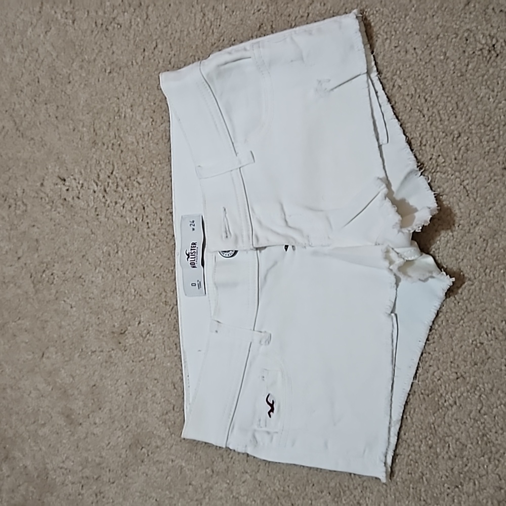Stretchy distressed shorts